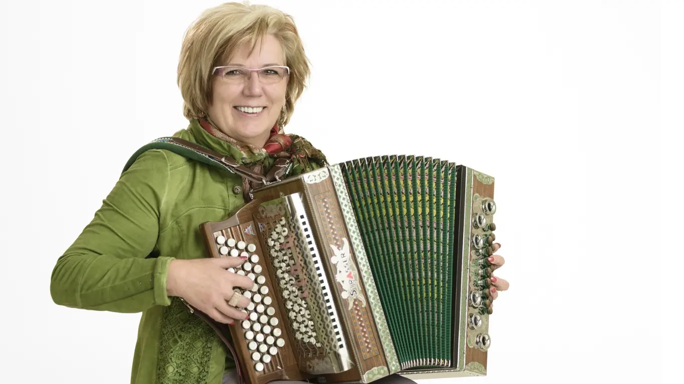 Frau beim Spielen einer Steirischen Harmonika als Beitragsbild